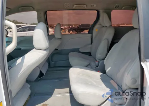 2012 Toyota Sienna z USA, uszkodzony, nr VIN 5TDZK3DC1CS228159